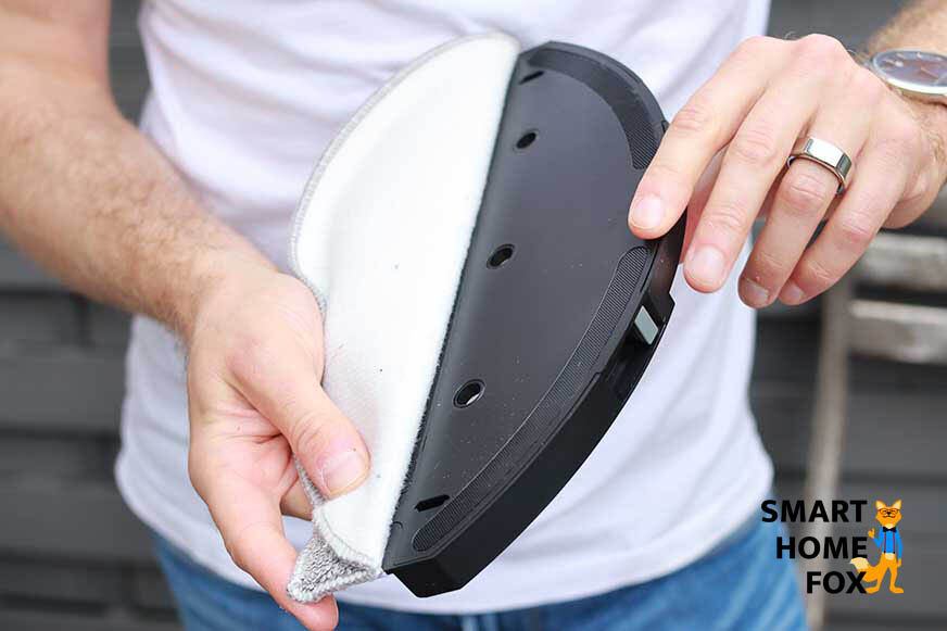 Wischplatte des Proscenic M8 PRO wird in den Händen gehalten